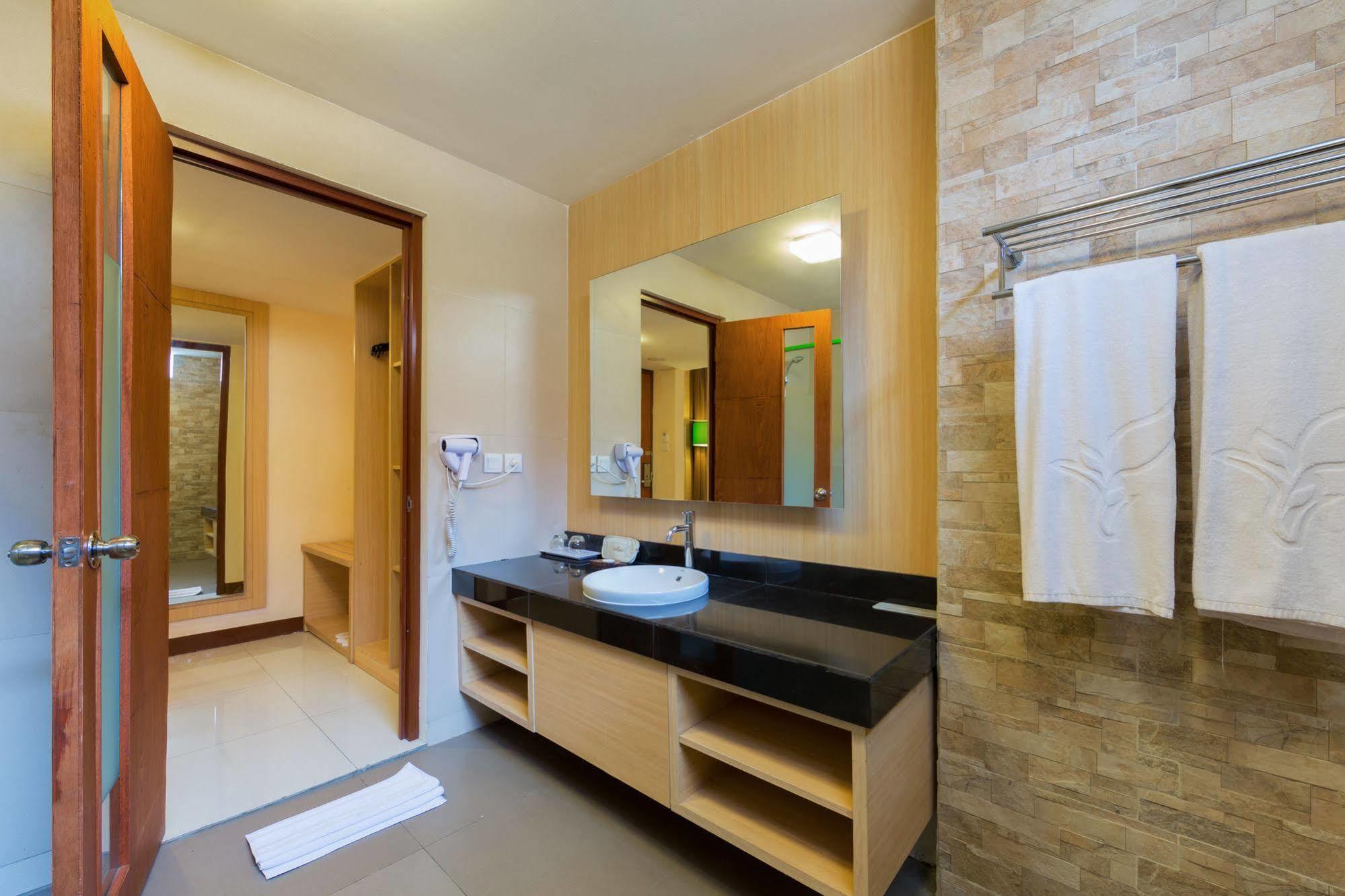 Vihan Suites Bali Kuta Lombok Exterior foto